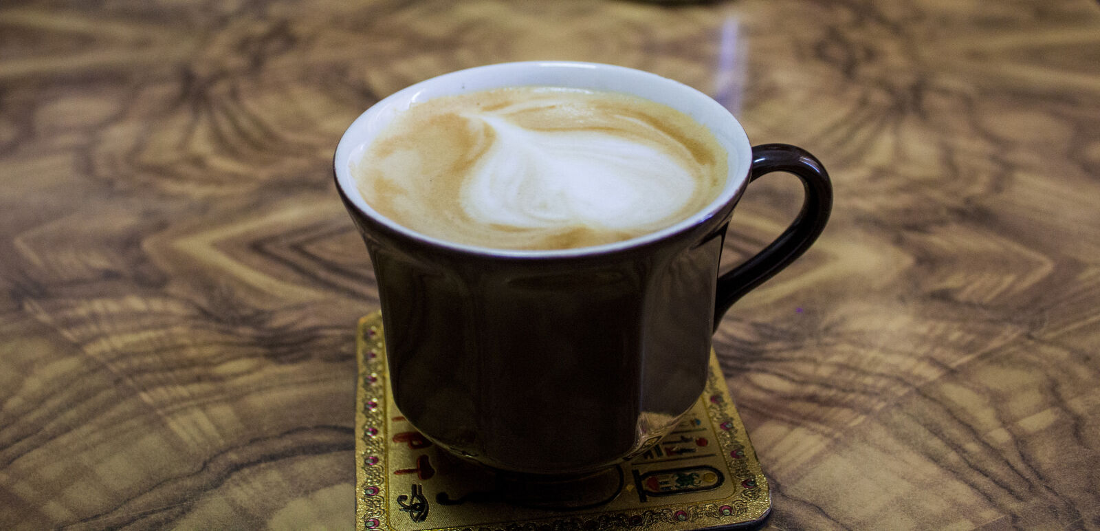 Canon EOS 1200D (EOS Rebel T5 / EOS Kiss X70 / EOS Hi) sample photo. Cappuccino, on, black, ceramic photography