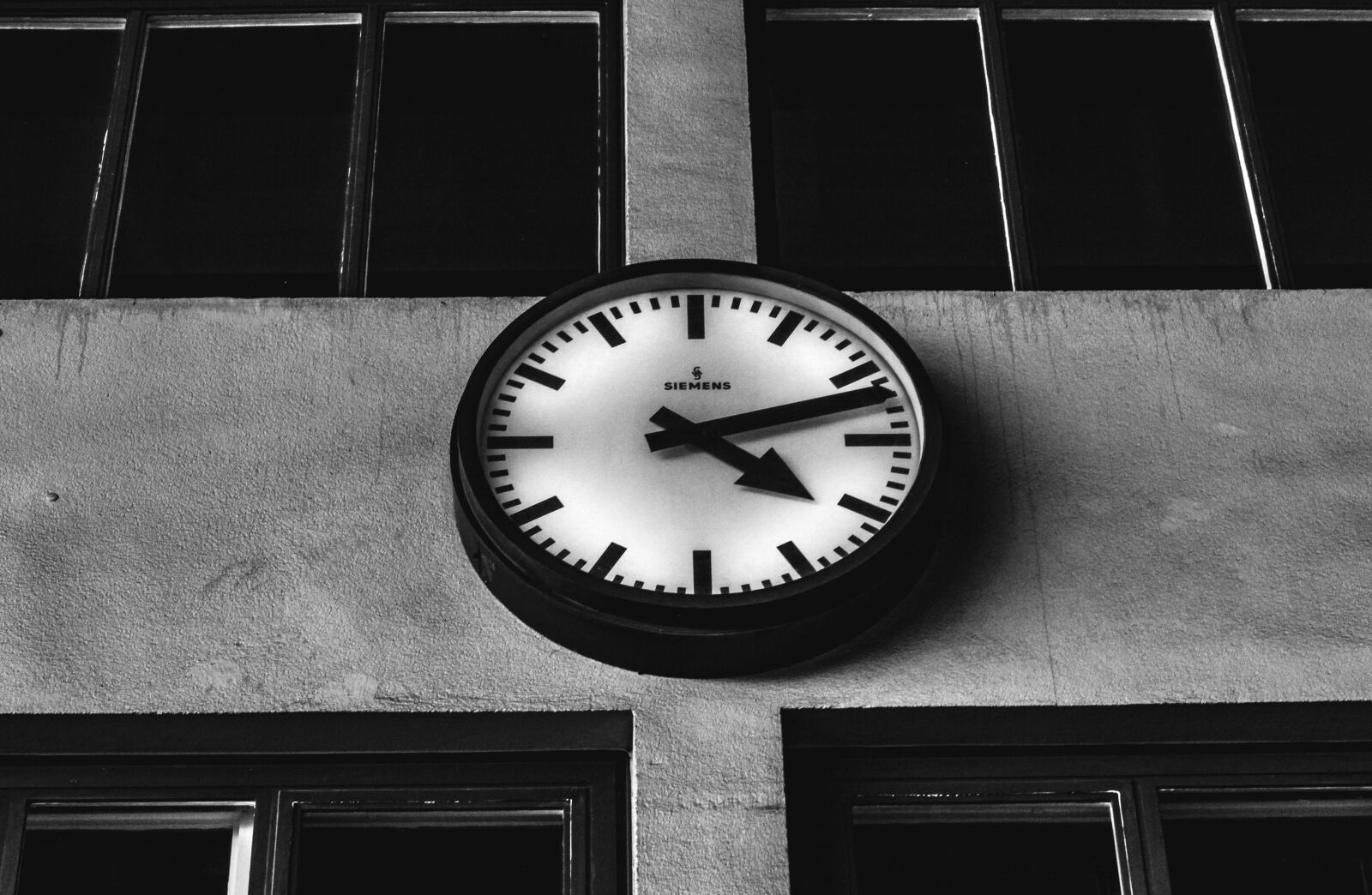 Canon EOS 700D (EOS Rebel T5i / EOS Kiss X7i) + Canon EF 50mm F1.8 STM sample photo. Clock, analog, hour hand photography