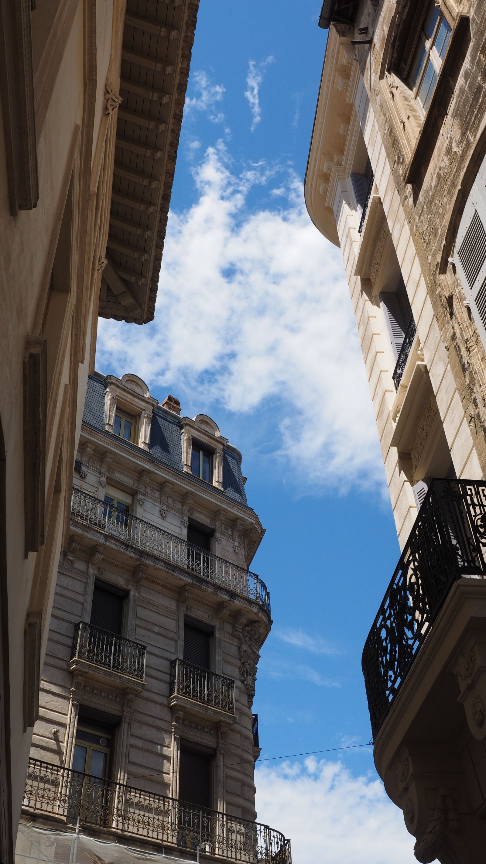 Olympus OM-D E-M1 + Olympus M.Zuiko Digital ED 12-40mm F2.8 Pro sample photo. Building, historic center, avignon photography