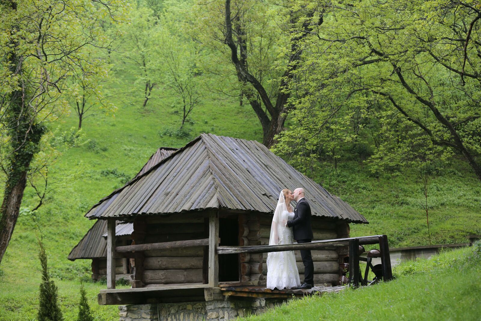 Canon EOS 5D Mark III sample photo. Cottage, landscape, wife, kiss photography
