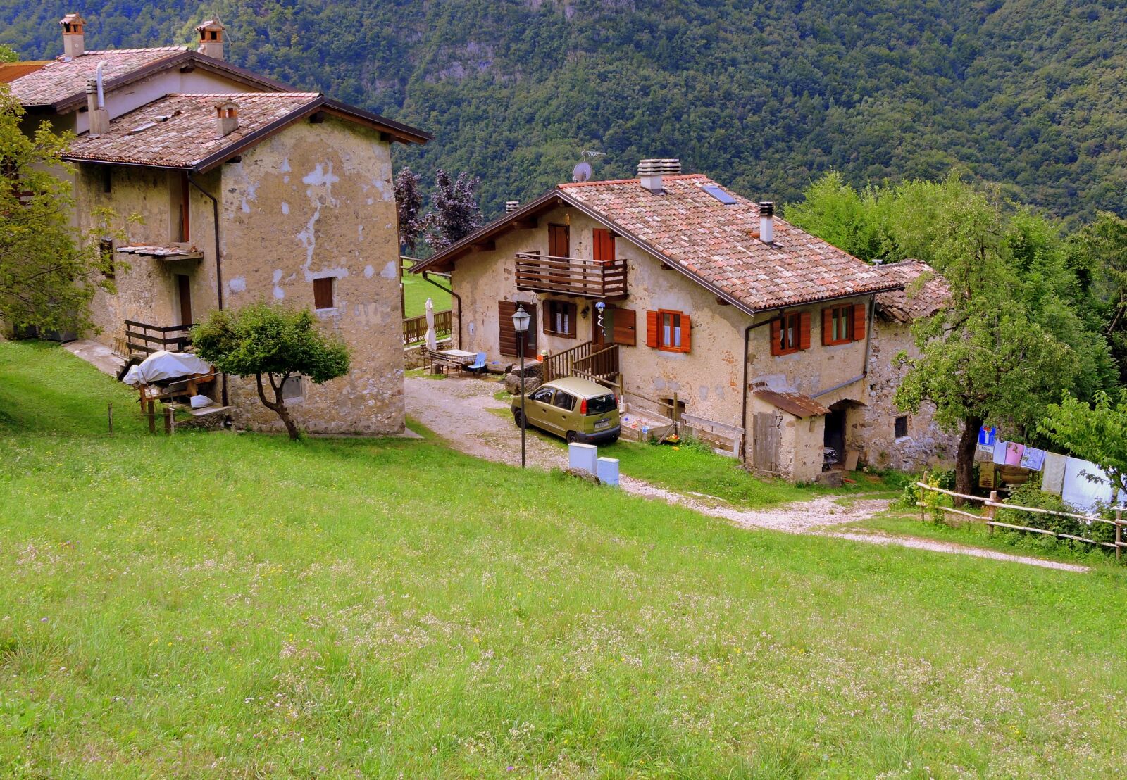 Nikon Coolpix P600 sample photo. Prato, house, borgo photography