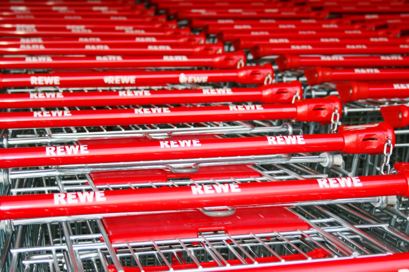Canon EOS 400D (EOS Digital Rebel XTi / EOS Kiss Digital X) sample photo. Shopping cart, supermarket, red photography