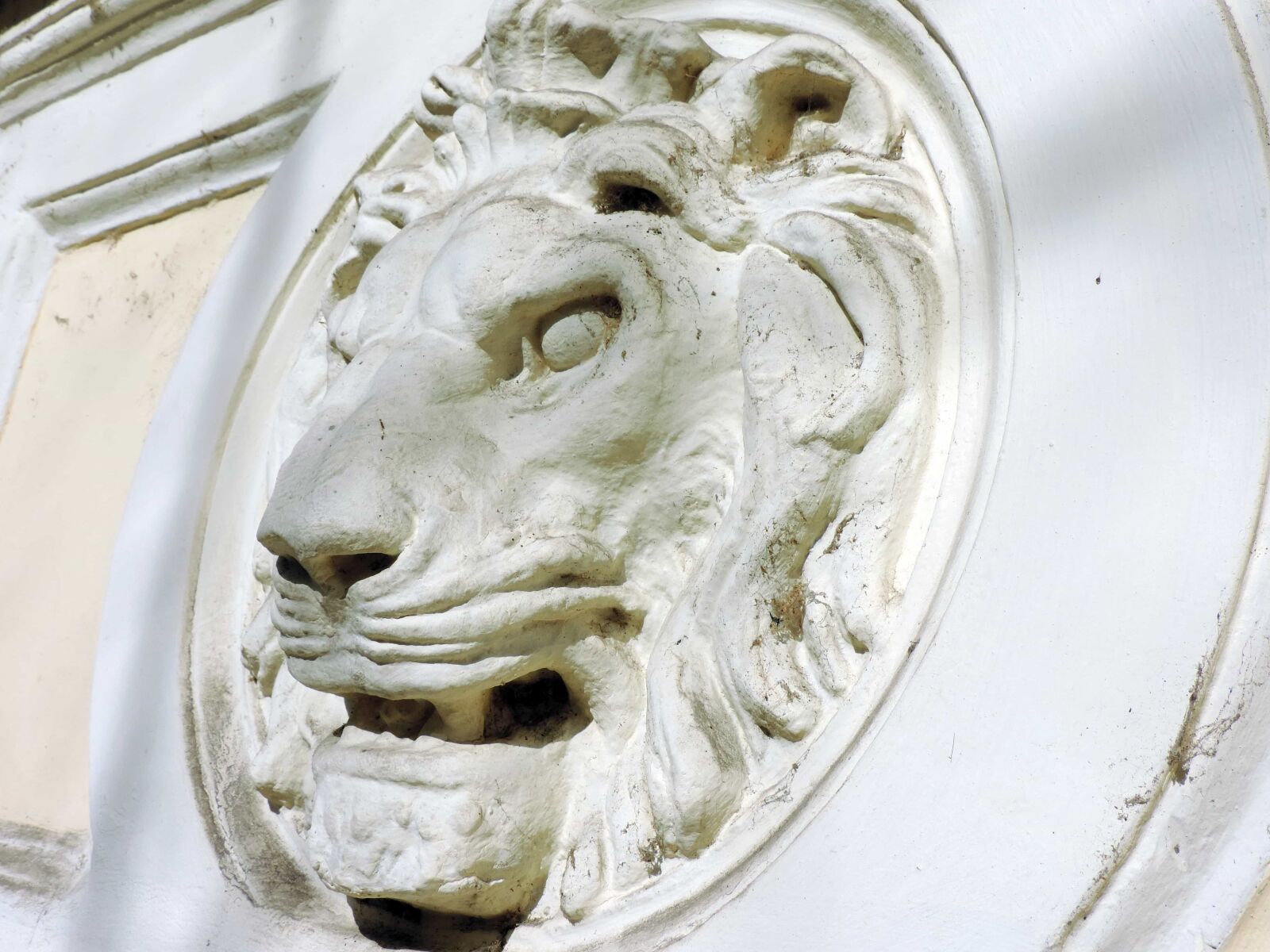 Nikon Coolpix P520 sample photo. Baroque, lion, sculpture, white photography