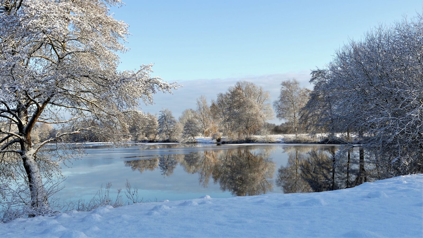 Panasonic Lumix DMC-FZ1000 sample photo. Wintry, lake in winter photography