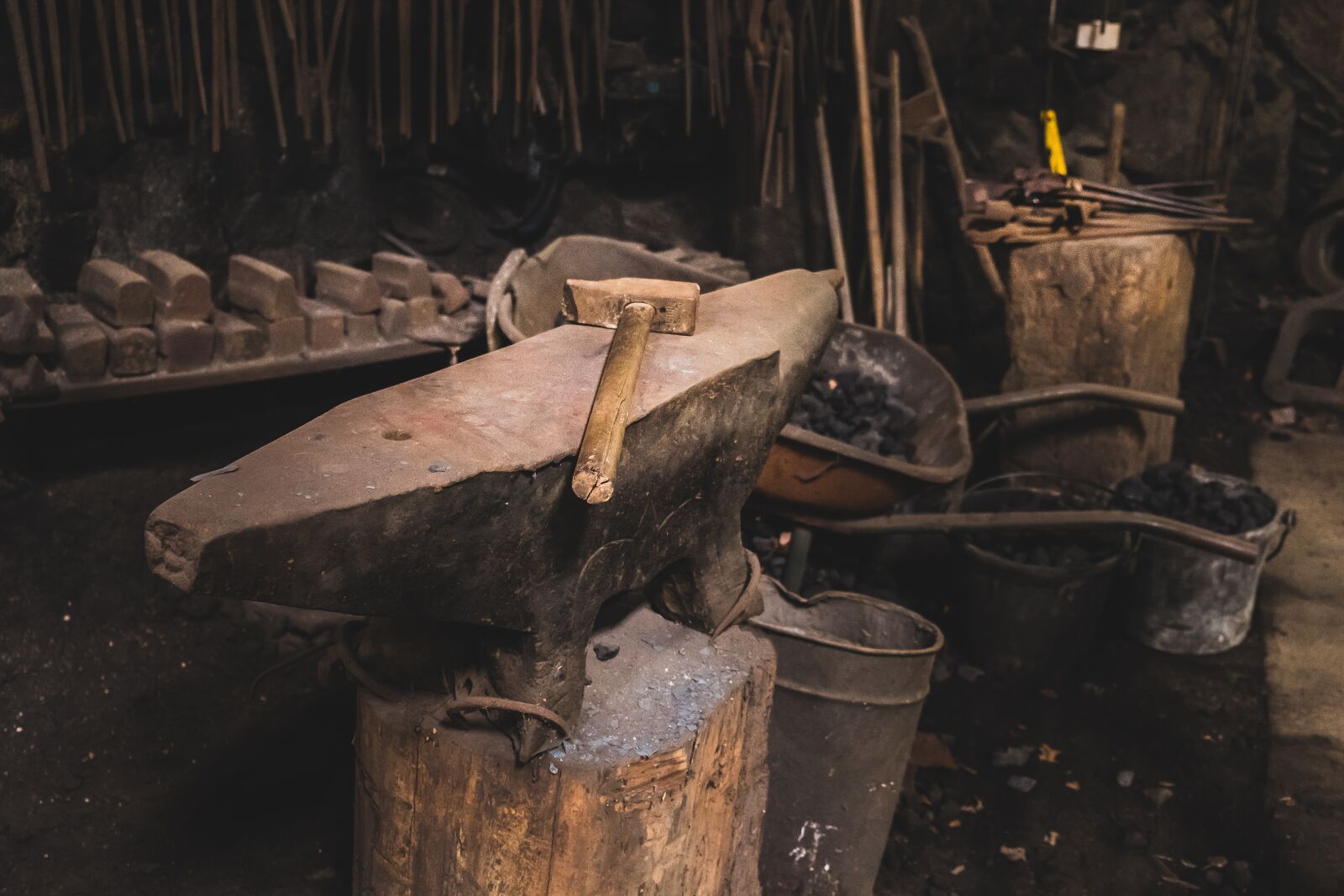 Fujifilm X-T2 sample photo. Hammer, anvil, tools photography
