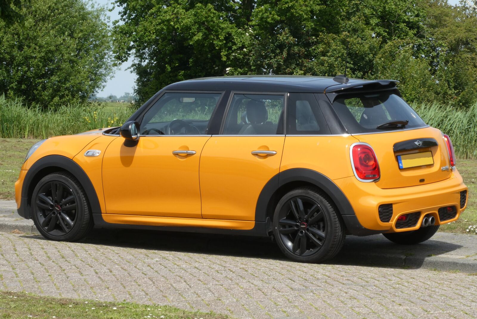 Panasonic Lumix DC-ZS70 (Lumix DC-TZ90) sample photo. Car, mini cooper, mini photography