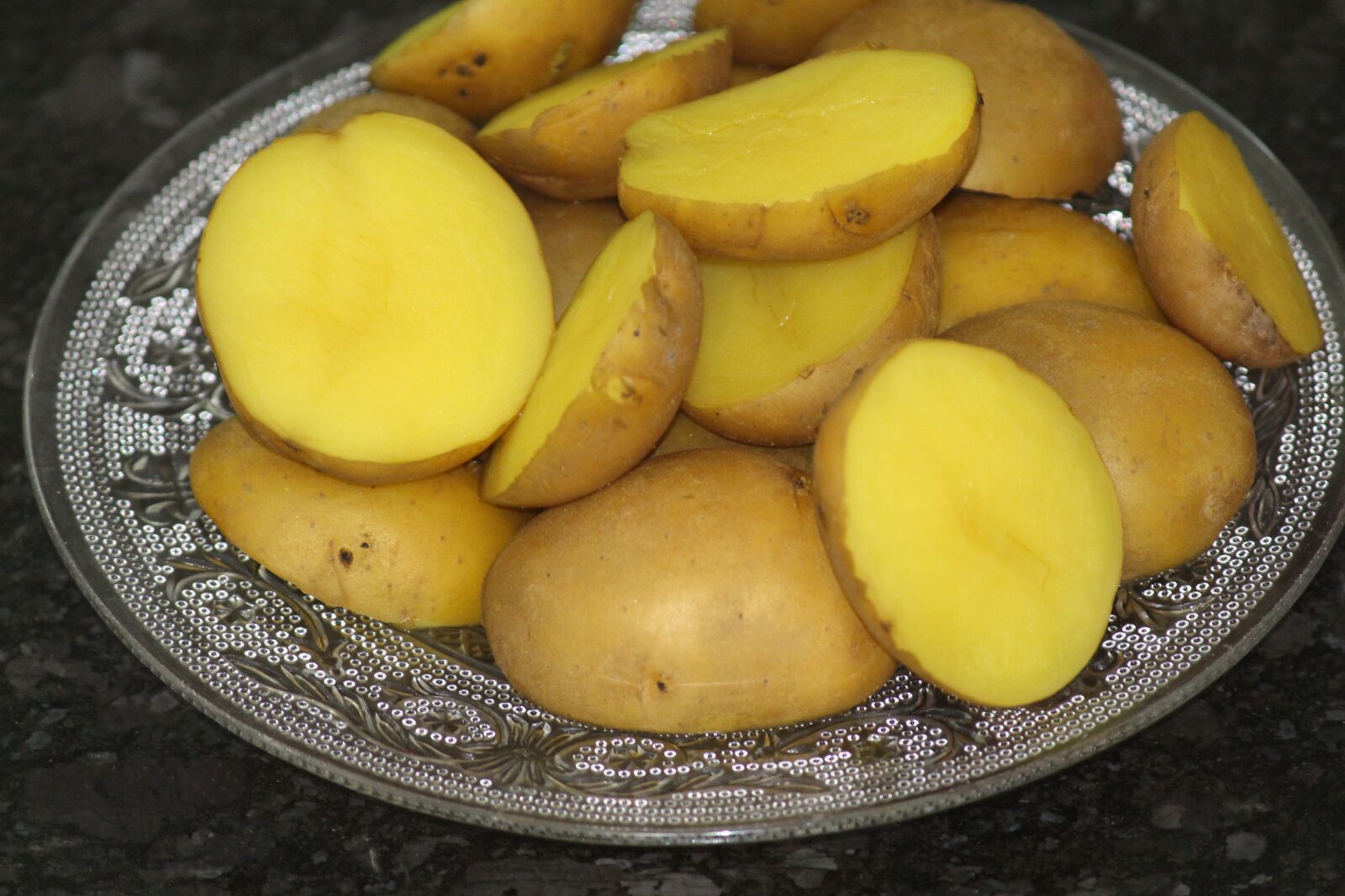 Canon EOS 700D (EOS Rebel T5i / EOS Kiss X7i) + Canon EF-S 55-250mm F4-5.6 IS II sample photo. Potato, potato piece, vegetables photography