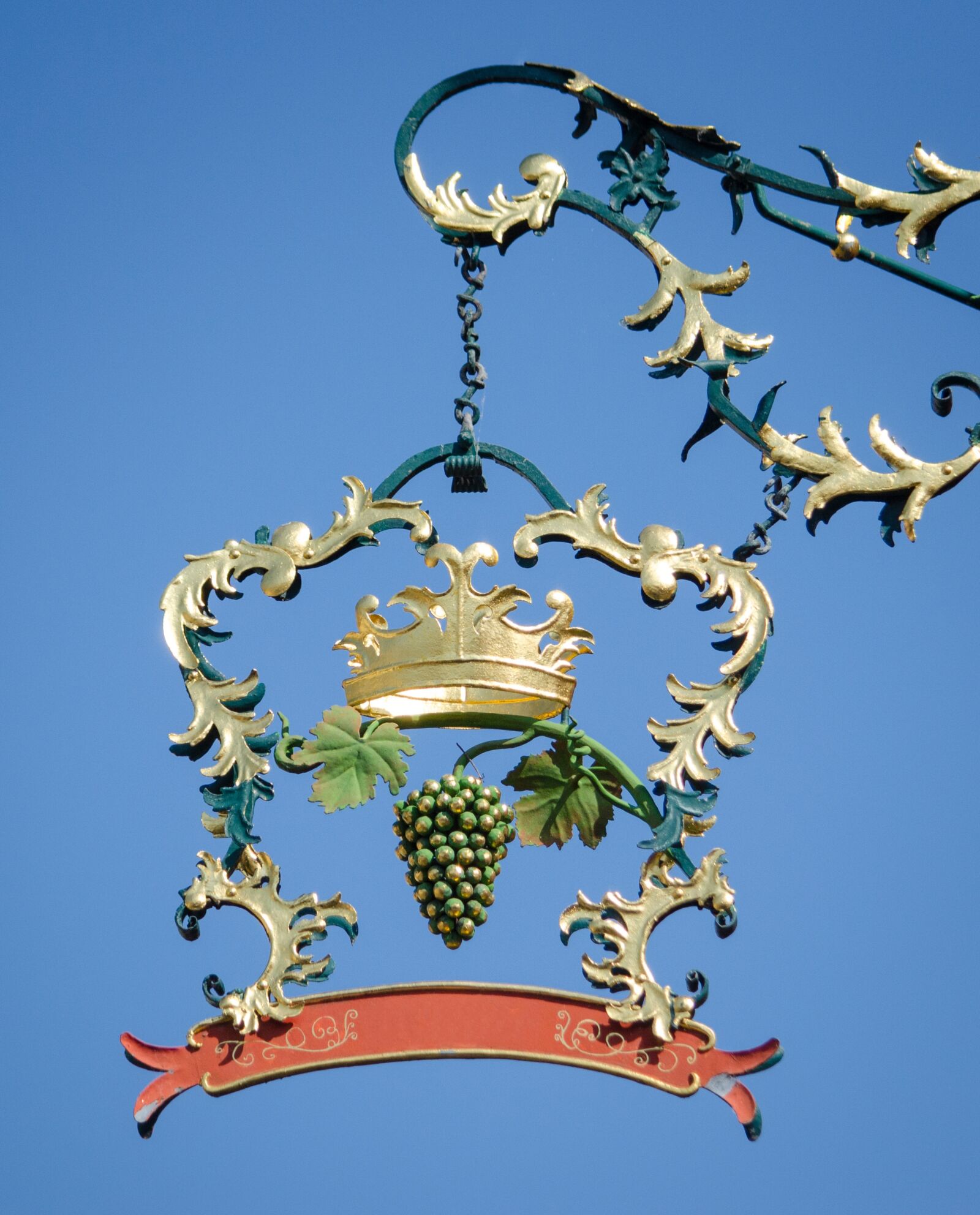 Nikon D5100 sample photo. Crown, emblem, blacksmithing photography
