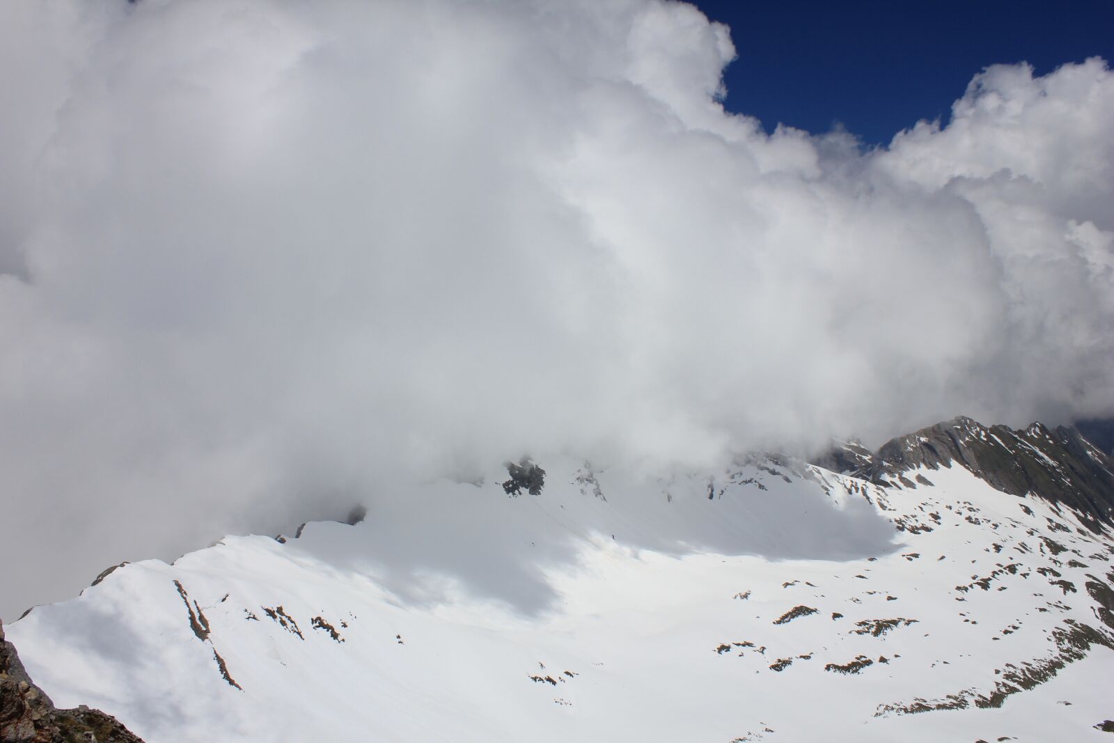 Canon EOS 550D (EOS Rebel T2i / EOS Kiss X4) sample photo. Mountain, clouds, snow photography