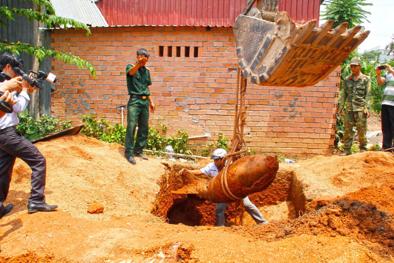 Canon EOS 60D sample photo. Train bomb, pump, excavator photography
