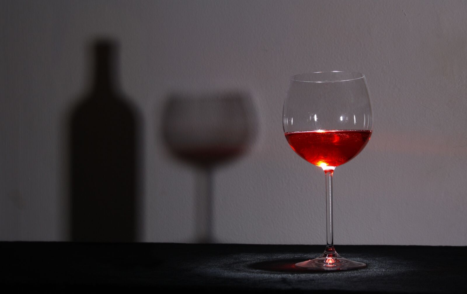 Canon EOS 1000D (EOS Digital Rebel XS / EOS Kiss F) sample photo. Glass, wine, shadow photography