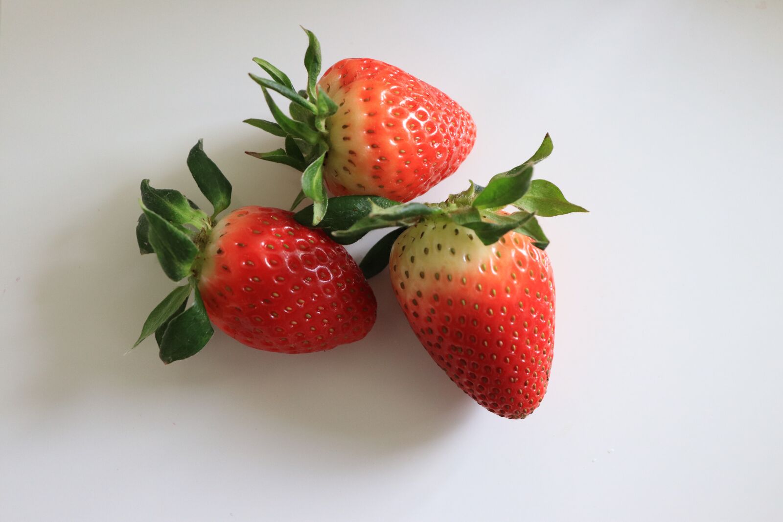 Canon EOS 200D (EOS Rebel SL2 / EOS Kiss X9) sample photo. Fruit, strawberries, food photography