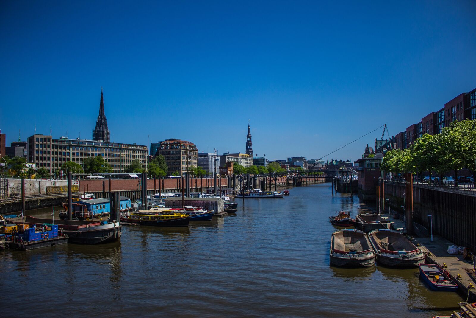 Canon EOS 100D (EOS Rebel SL1 / EOS Kiss X7) sample photo. Hamburg, speicherstadt, channel photography