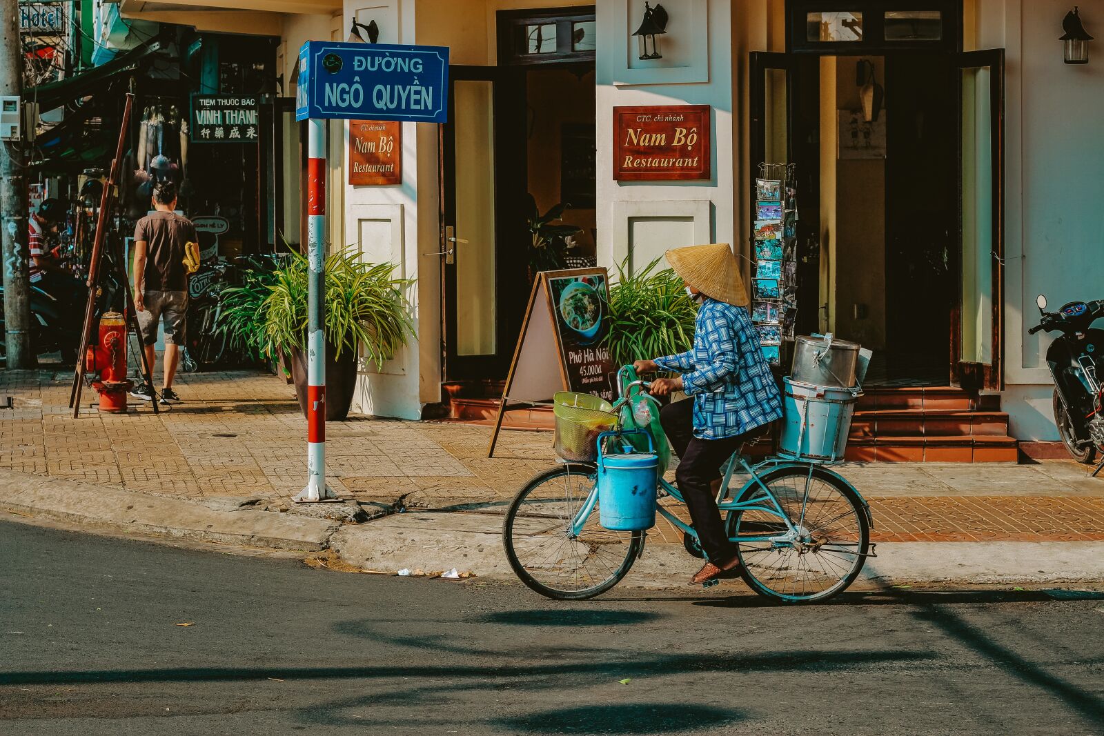 Canon EOS 700D (EOS Rebel T5i / EOS Kiss X7i) + Canon EF 50mm F1.8 STM sample photo. Street, bicycle, bike photography