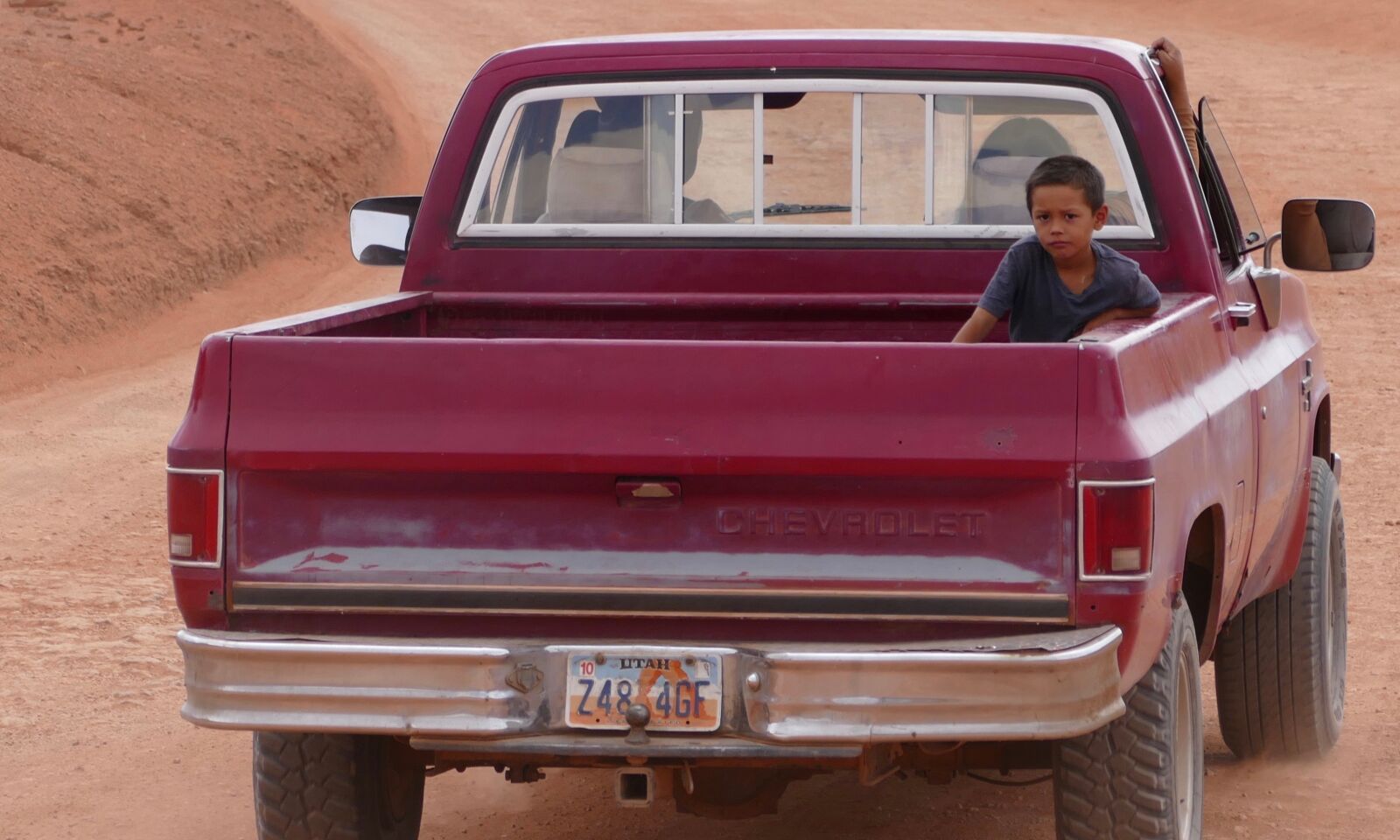 Panasonic Lumix DMC-FZ1000 sample photo. Child, navajo, pickup photography
