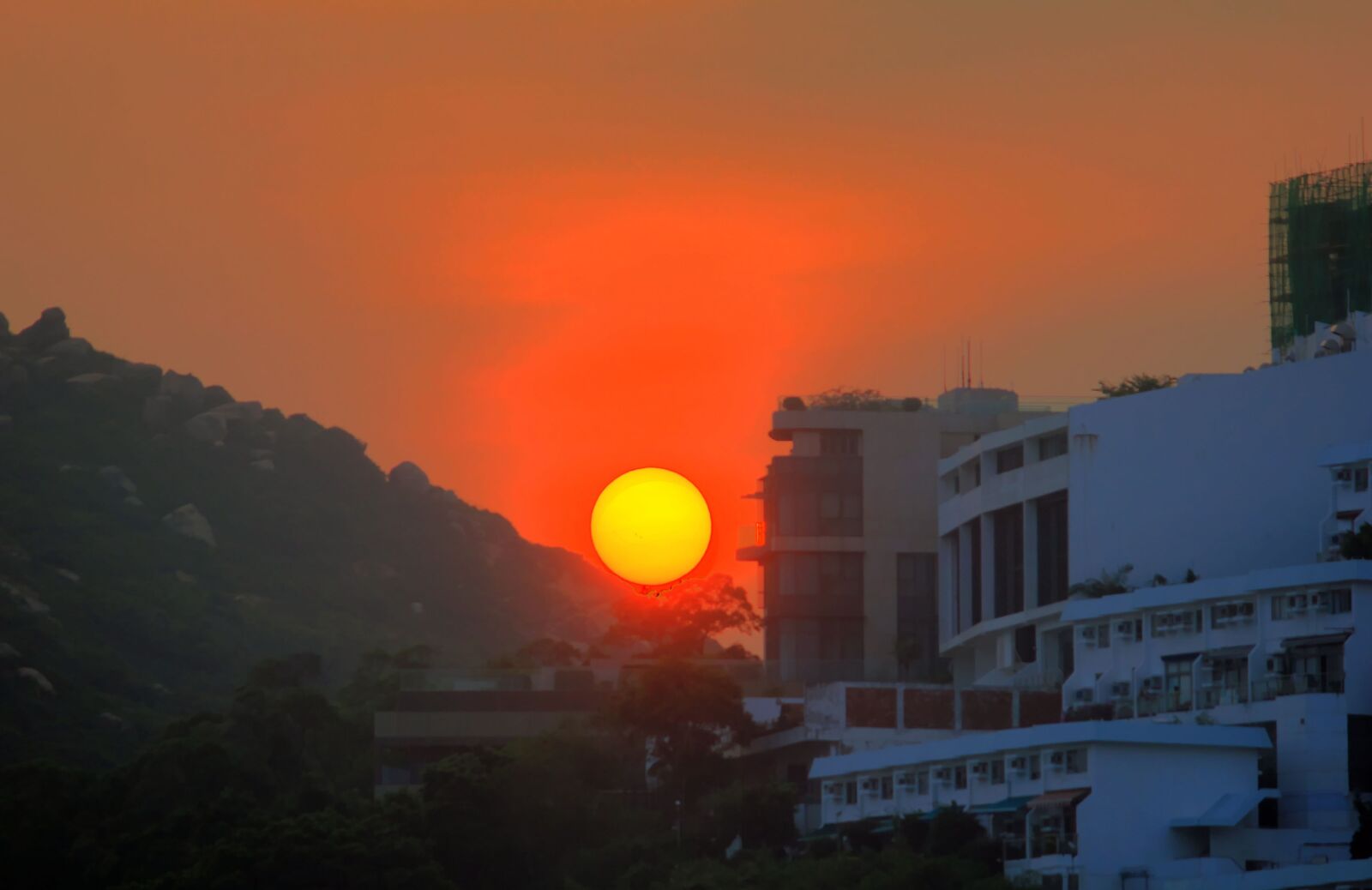 Canon EOS 550D (EOS Rebel T2i / EOS Kiss X4) sample photo. Sun, sky, red photography