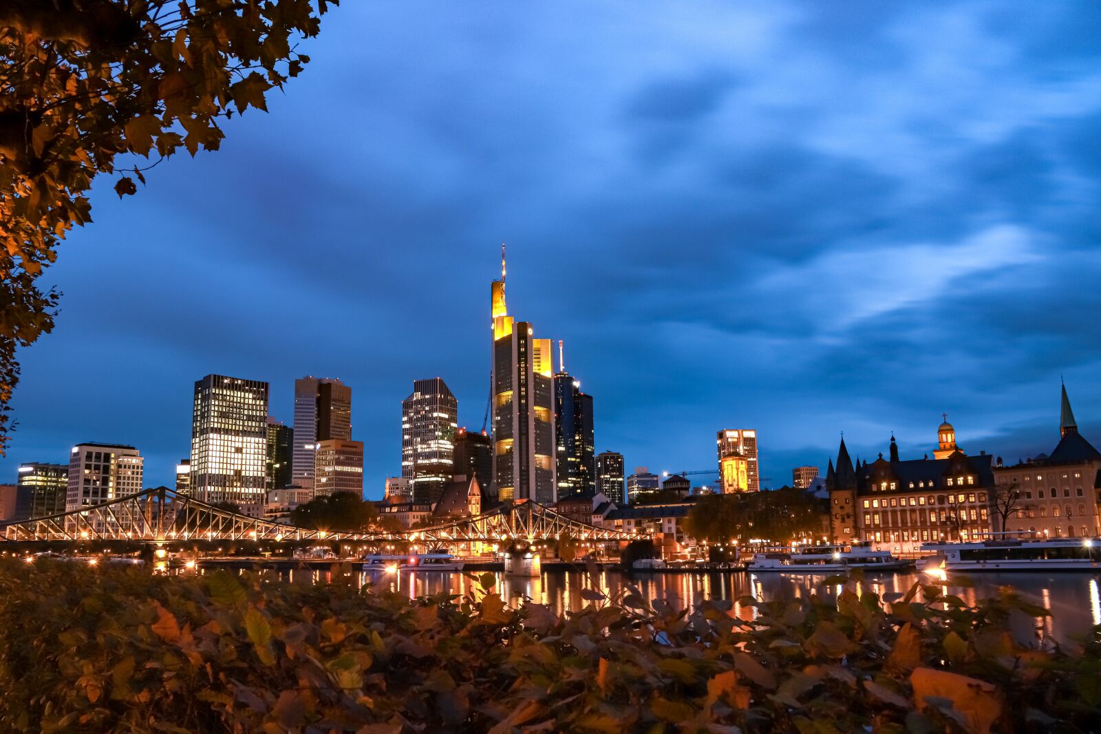 Canon EOS 77D (EOS 9000D / EOS 770D) sample photo. City, building, water photography