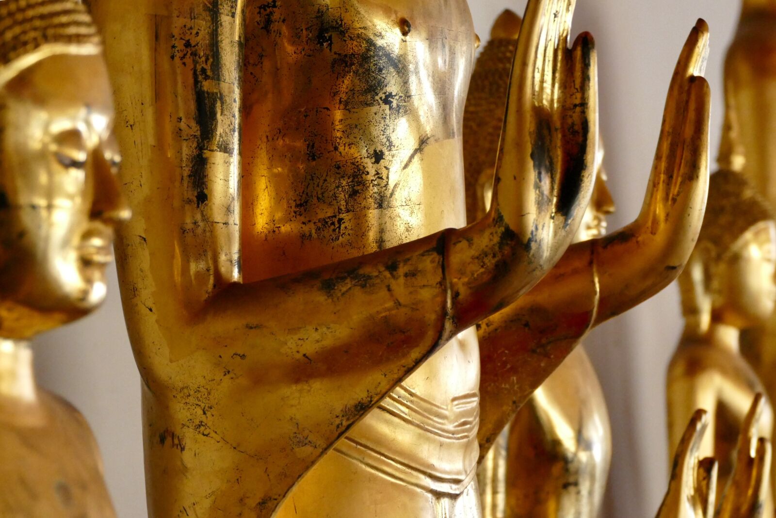 Panasonic Lumix DMC-FZ1000 sample photo. Sculpture, golden, religion photography