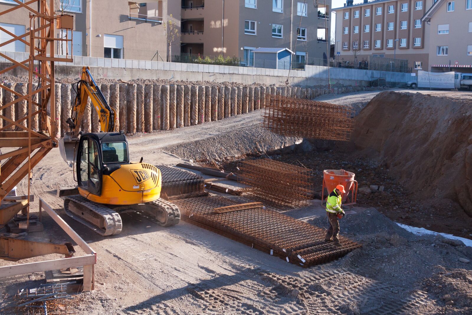 Canon EF-S 17-85mm F4-5.6 IS USM sample photo. Site, excavators, crane photography