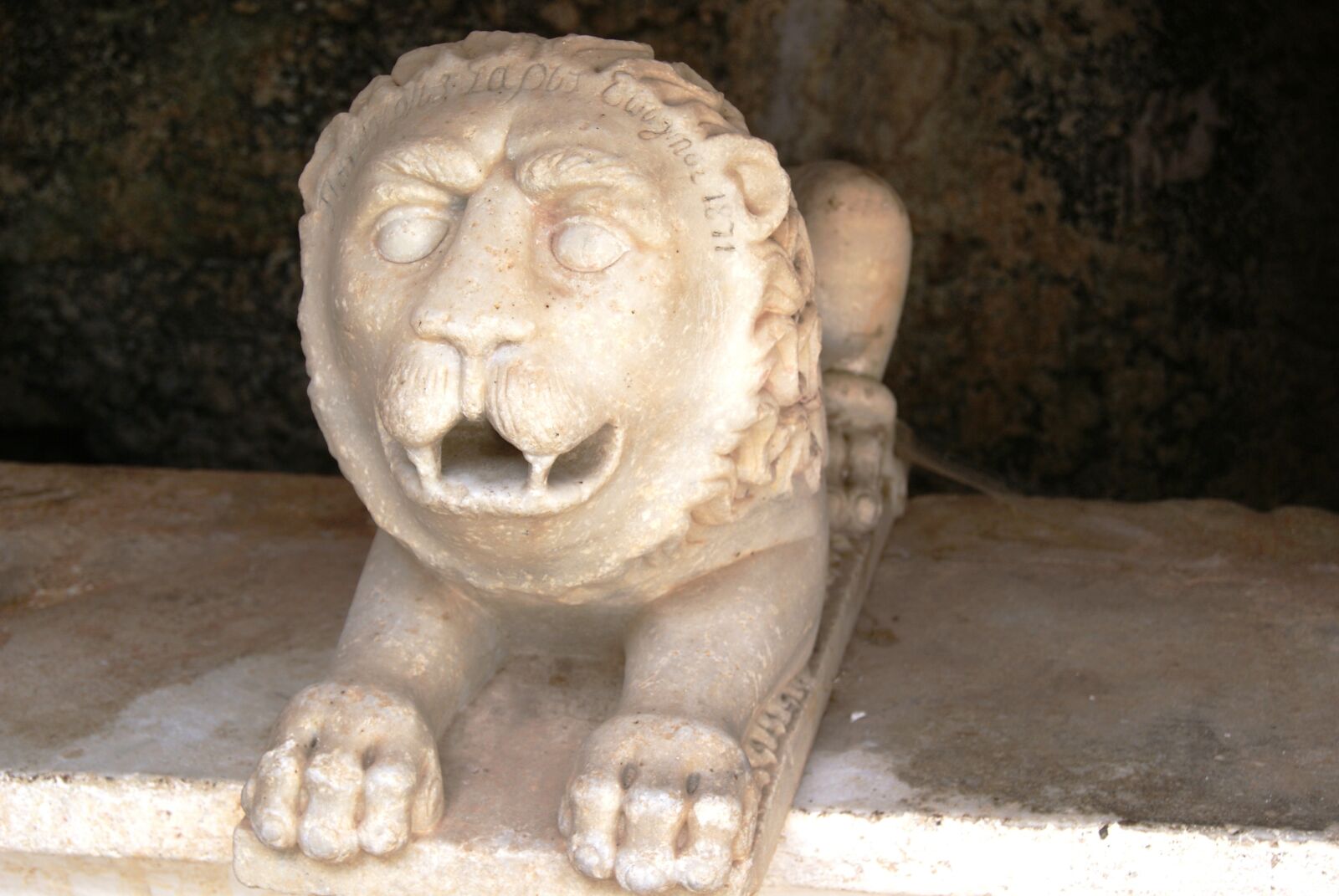 Sony Alpha DSLR-A230 sample photo. Lion, statue, mythology photography