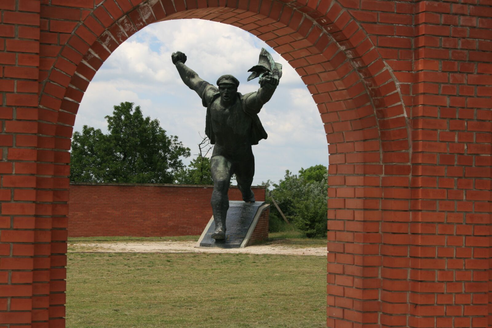 Canon EOS 400D (EOS Digital Rebel XTi / EOS Kiss Digital X) sample photo. Budapest, memento park, communist photography