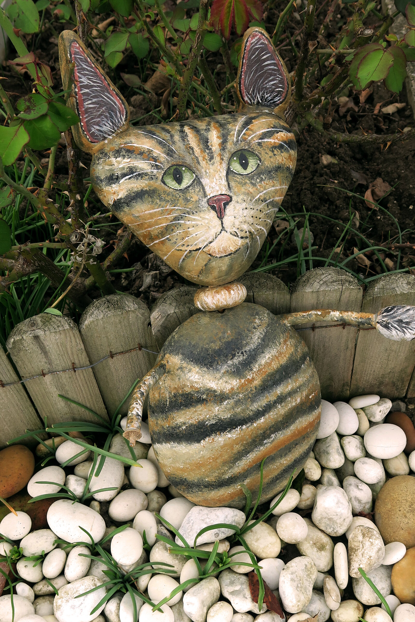 Canon PowerShot G7 X sample photo. Cute, garden, ornament, pebbles photography