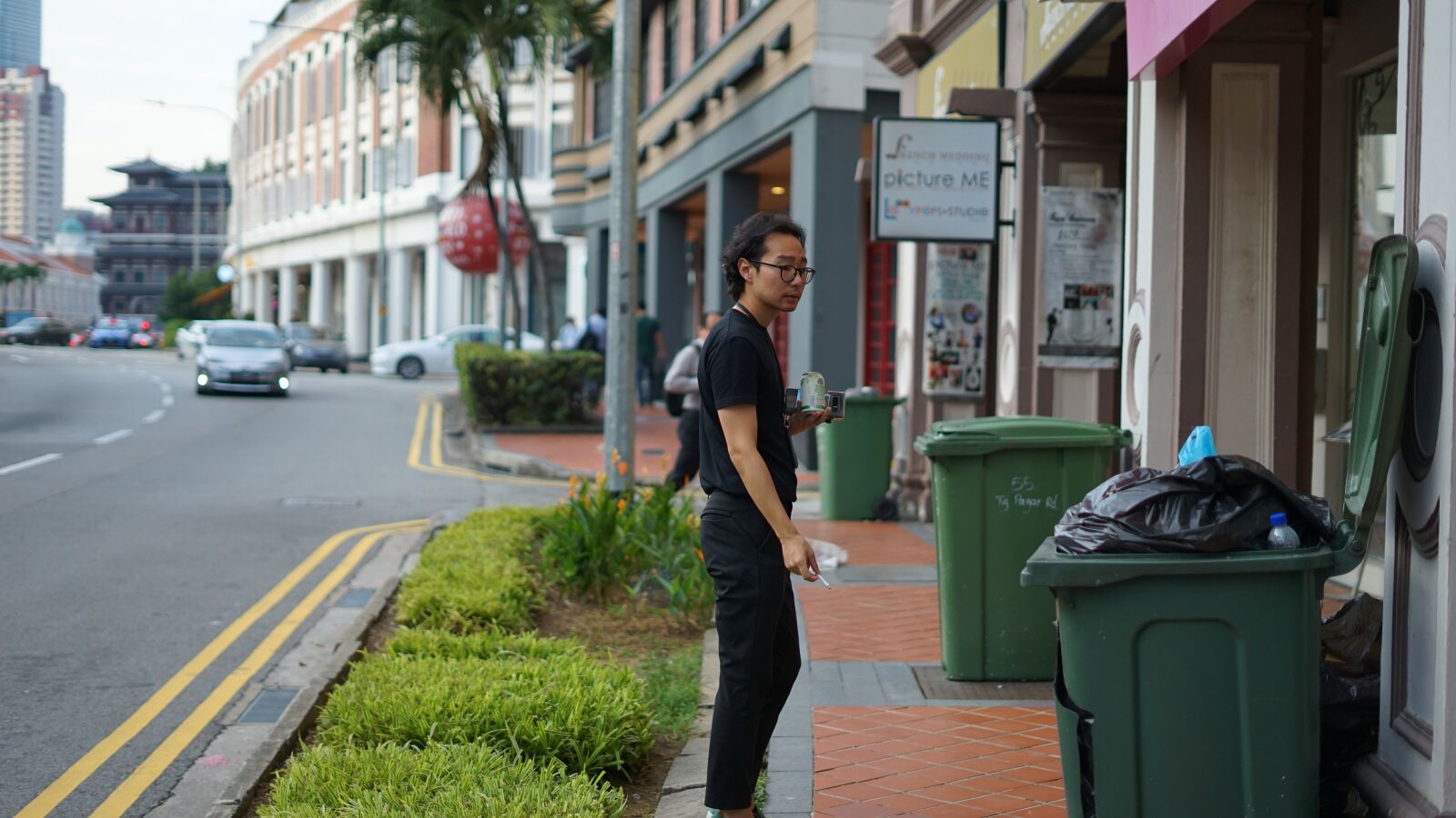 Sony a7 II + Sony FE 50mm F1.8 sample photo. Man, smoking, asia photography