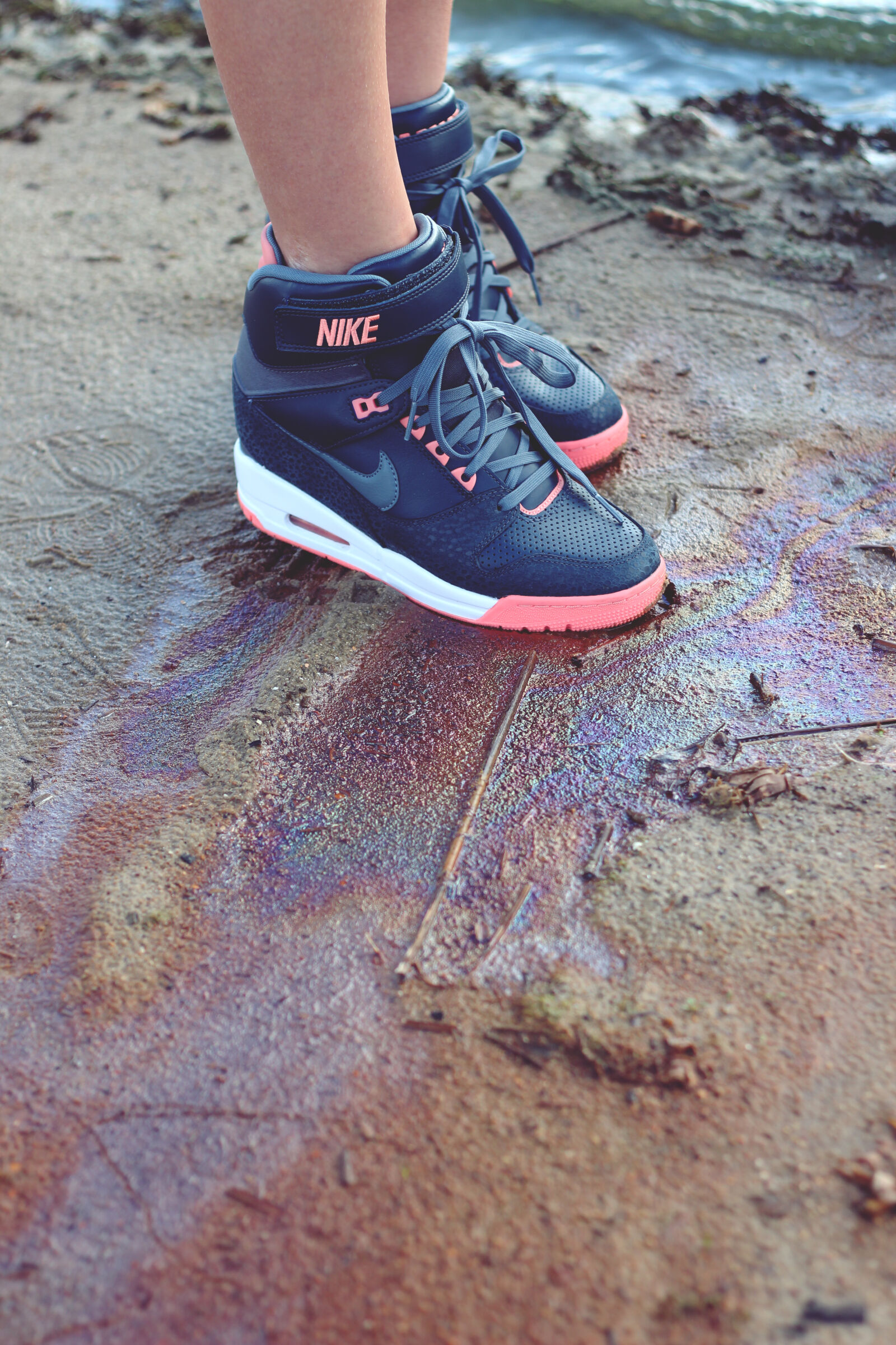 Canon EOS 600D (Rebel EOS T3i / EOS Kiss X5) + Canon EF 50mm F1.8 II sample photo. Boots, sand photography