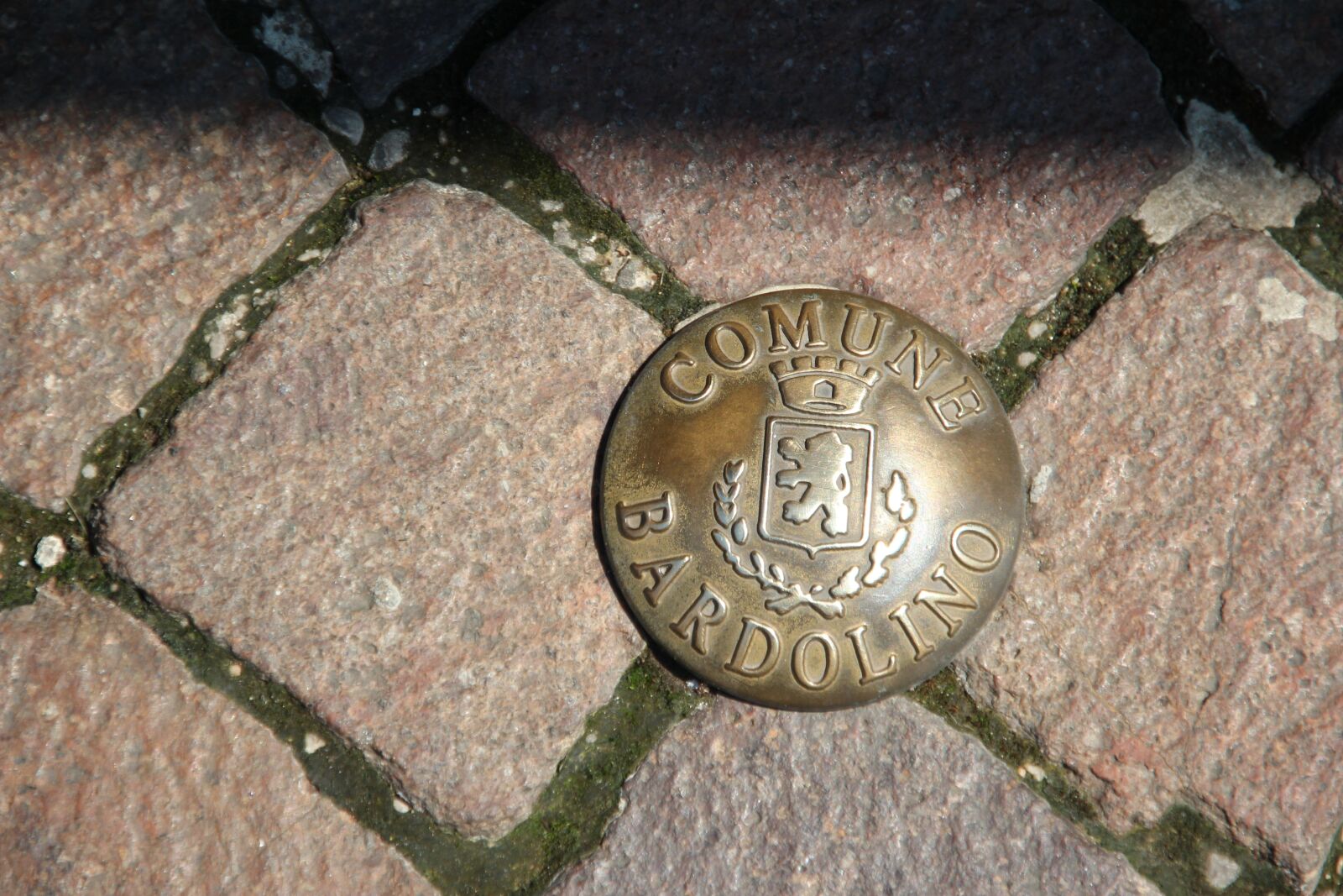 Canon EOS 600D (Rebel EOS T3i / EOS Kiss X5) sample photo. Comune bardolino, road marking photography