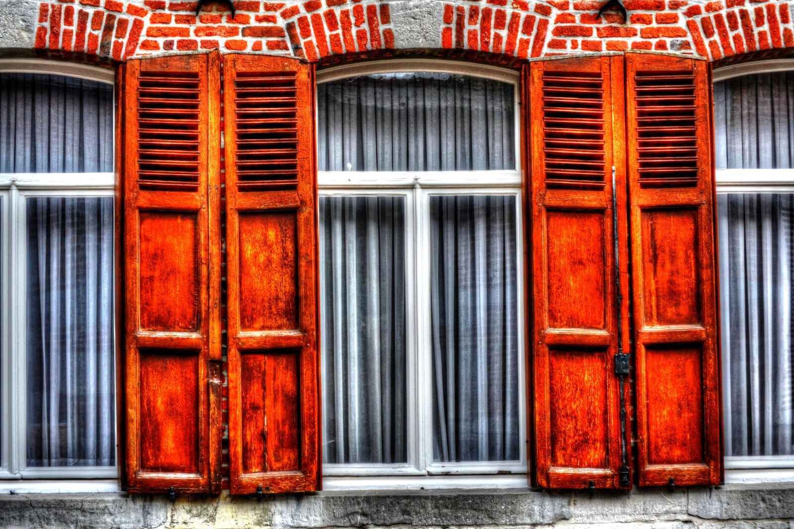Nikon D3100 sample photo. Shutters, window, rue du photography