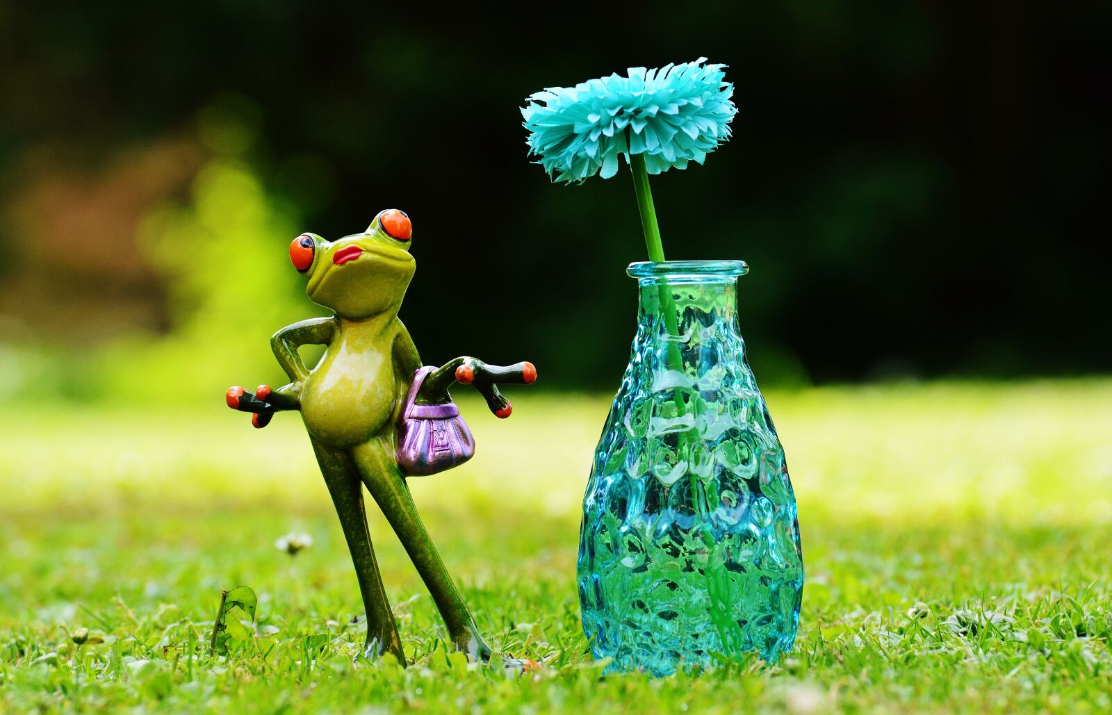 Nikon D3200 sample photo. Vase, flower, frog photography