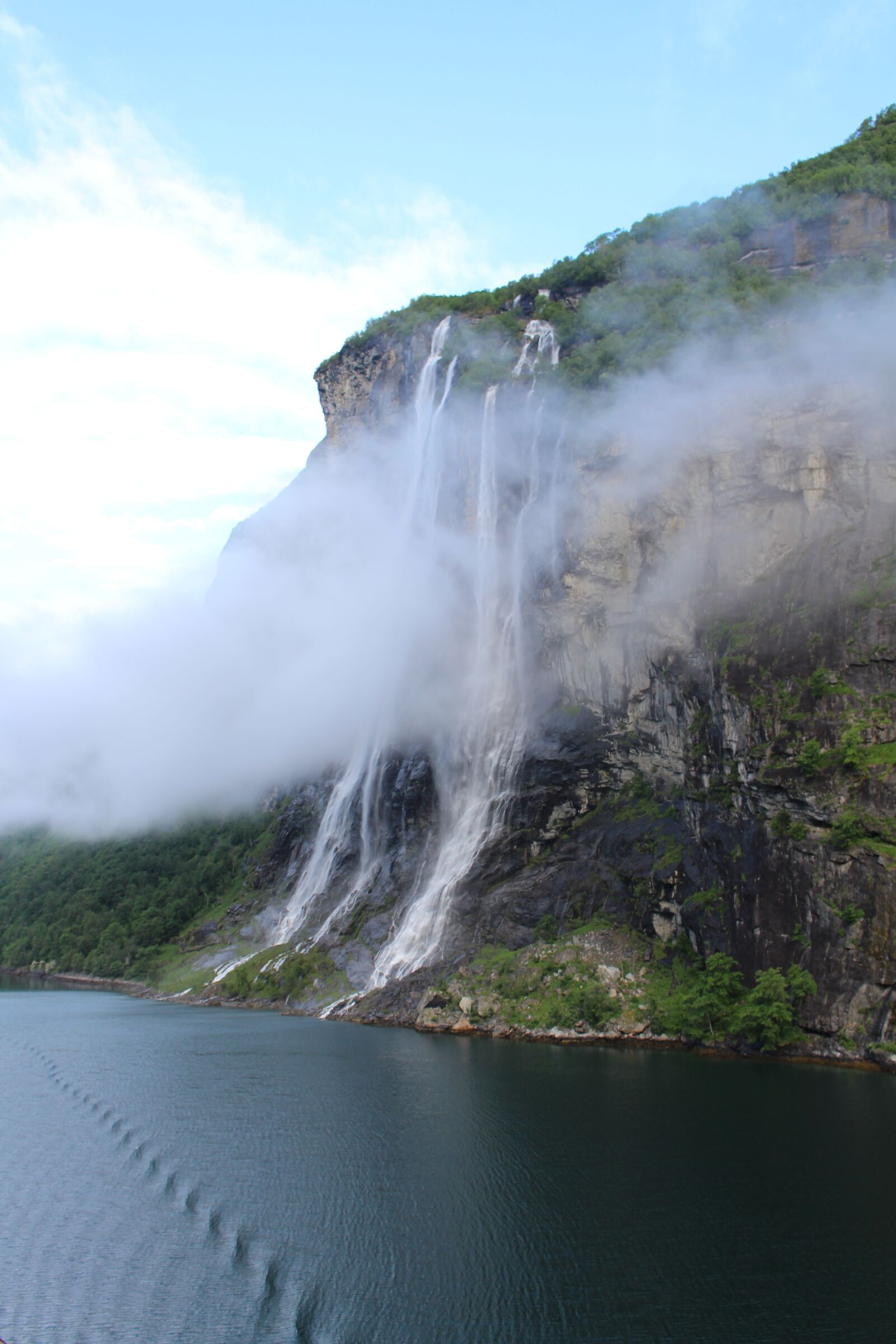 Canon EOS 700D (EOS Rebel T5i / EOS Kiss X7i) sample photo. Waterfall, 7 sisters, fog photography