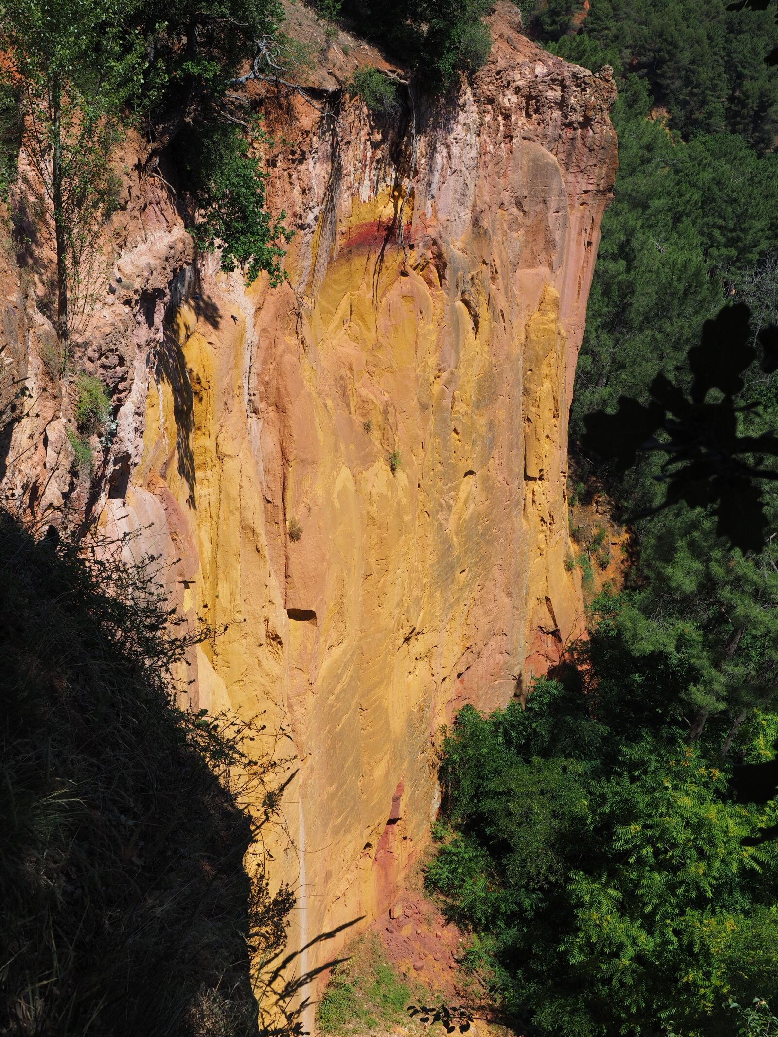 Olympus OM-D E-M1 + Olympus M.Zuiko Digital ED 12-40mm F2.8 Pro sample photo. Ocher rocks, ocher, roussillon photography
