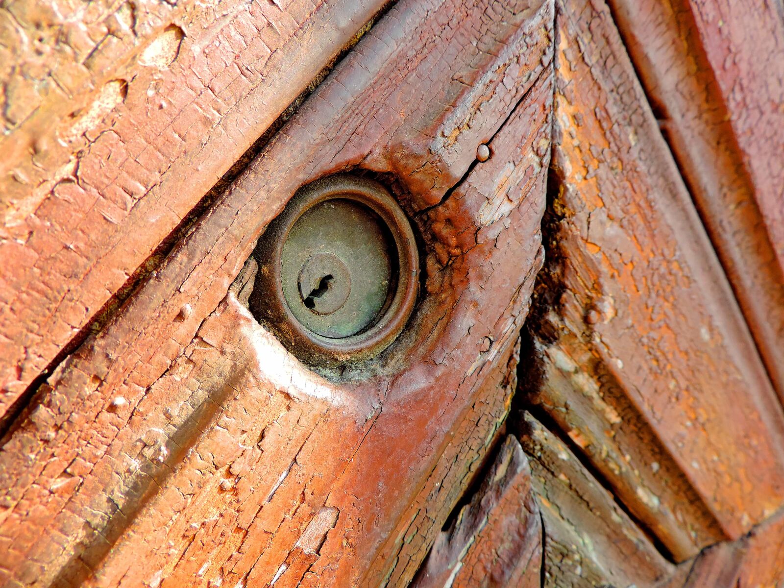 Nikon Coolpix P520 sample photo. Abandoned, keyhole, old, door photography