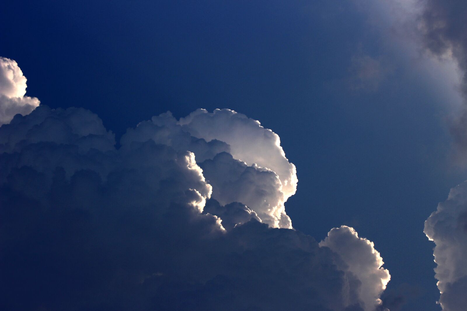 Canon EOS 100D (EOS Rebel SL1 / EOS Kiss X7) sample photo. Cloud, sky, reflections photography