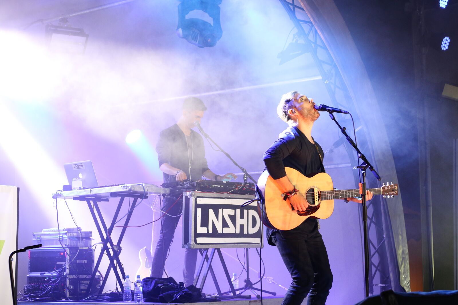 Canon EOS 7D Mark II sample photo. Concert, singer, guitar photography