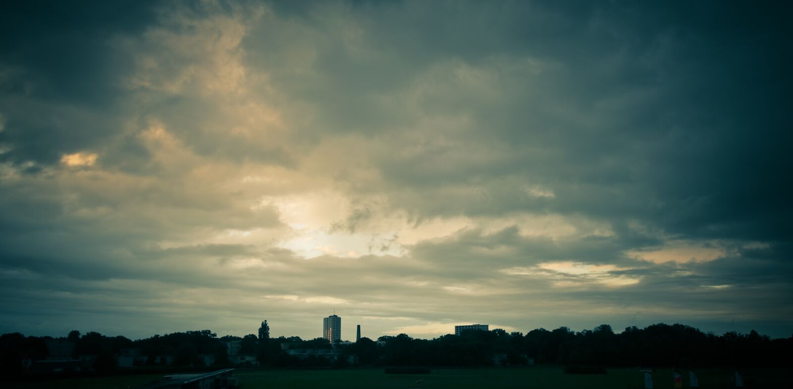 Canon EOS 70D sample photo. Sky, city, clouds photography