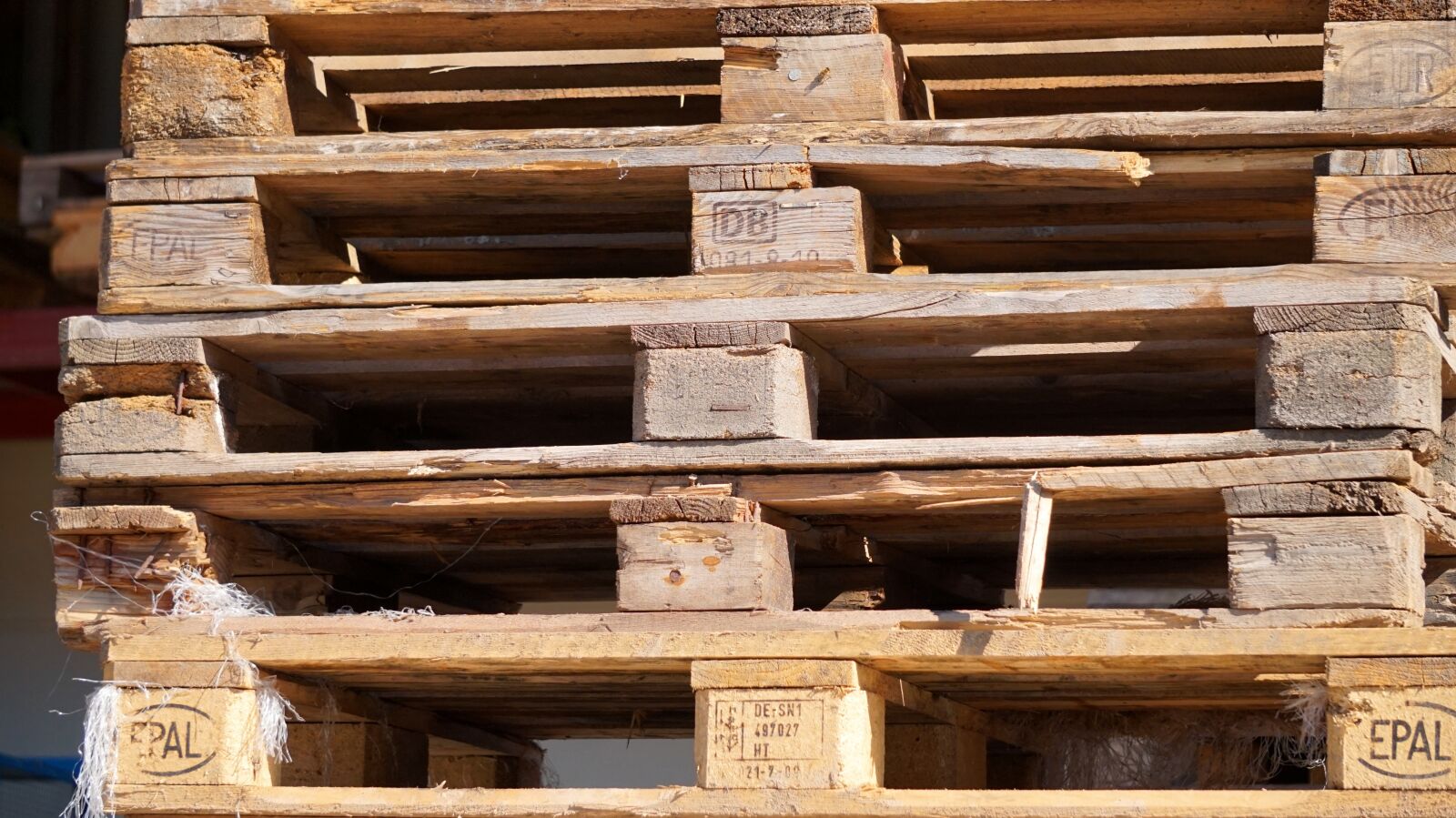 Sony Alpha a5000 (ILCE 5000) + Sony E 55-210mm F4.5-6.3 OSS sample photo. Pallets, wood, euro pallets photography