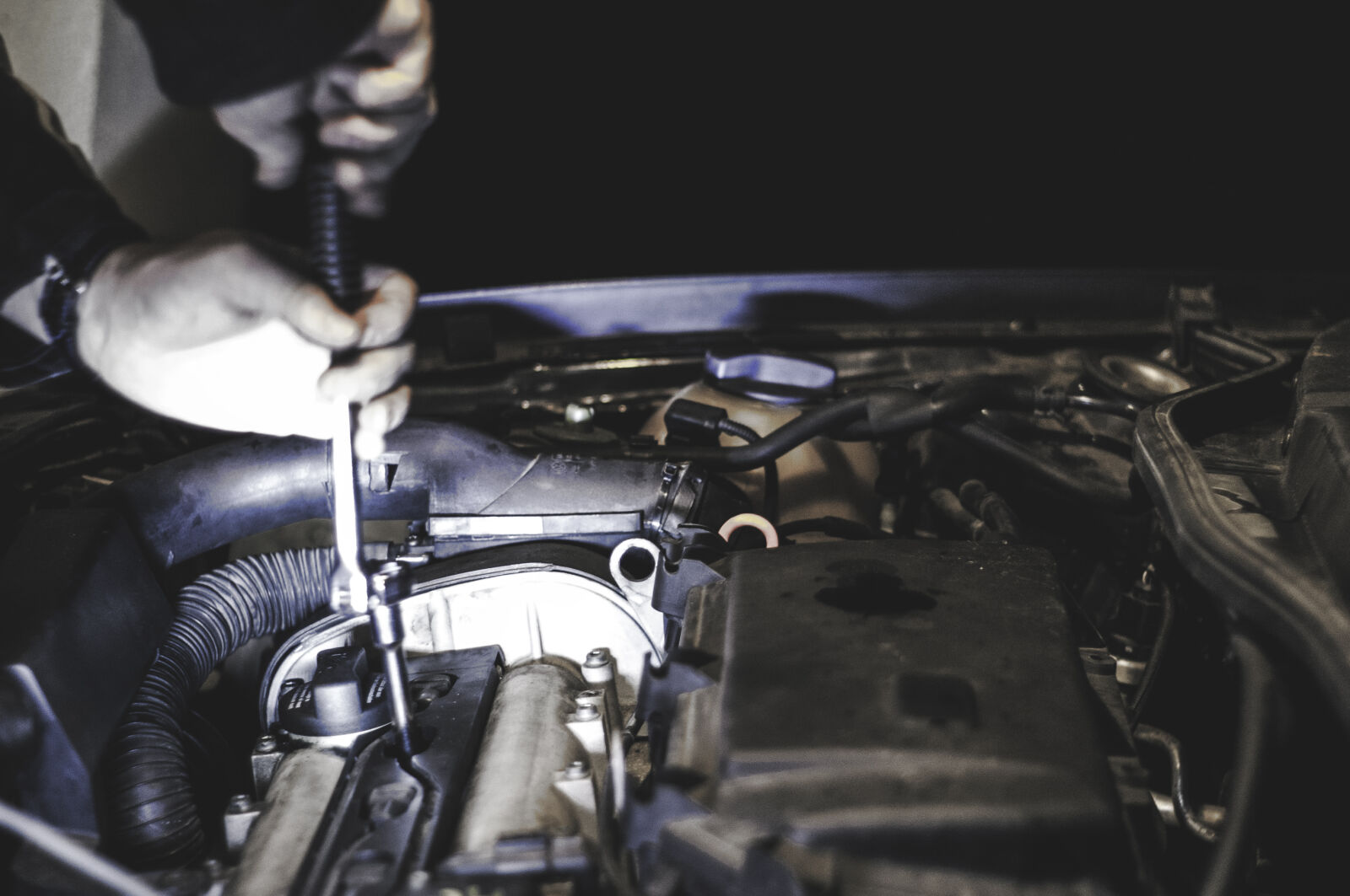 KONICA MINOLTA DYNAX 7D sample photo. Car, engine, fixing, mechanic photography