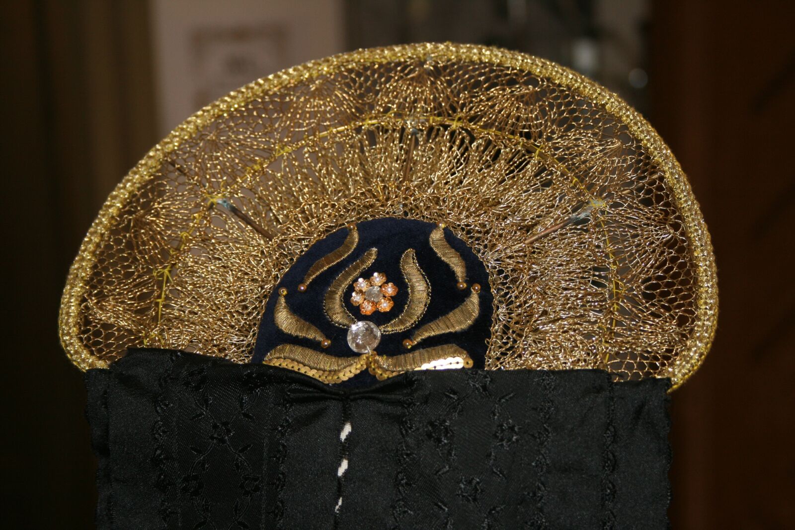 Canon EOS 400D (EOS Digital Rebel XTi / EOS Kiss Digital X) sample photo. Costume hood, radhaube, dome photography