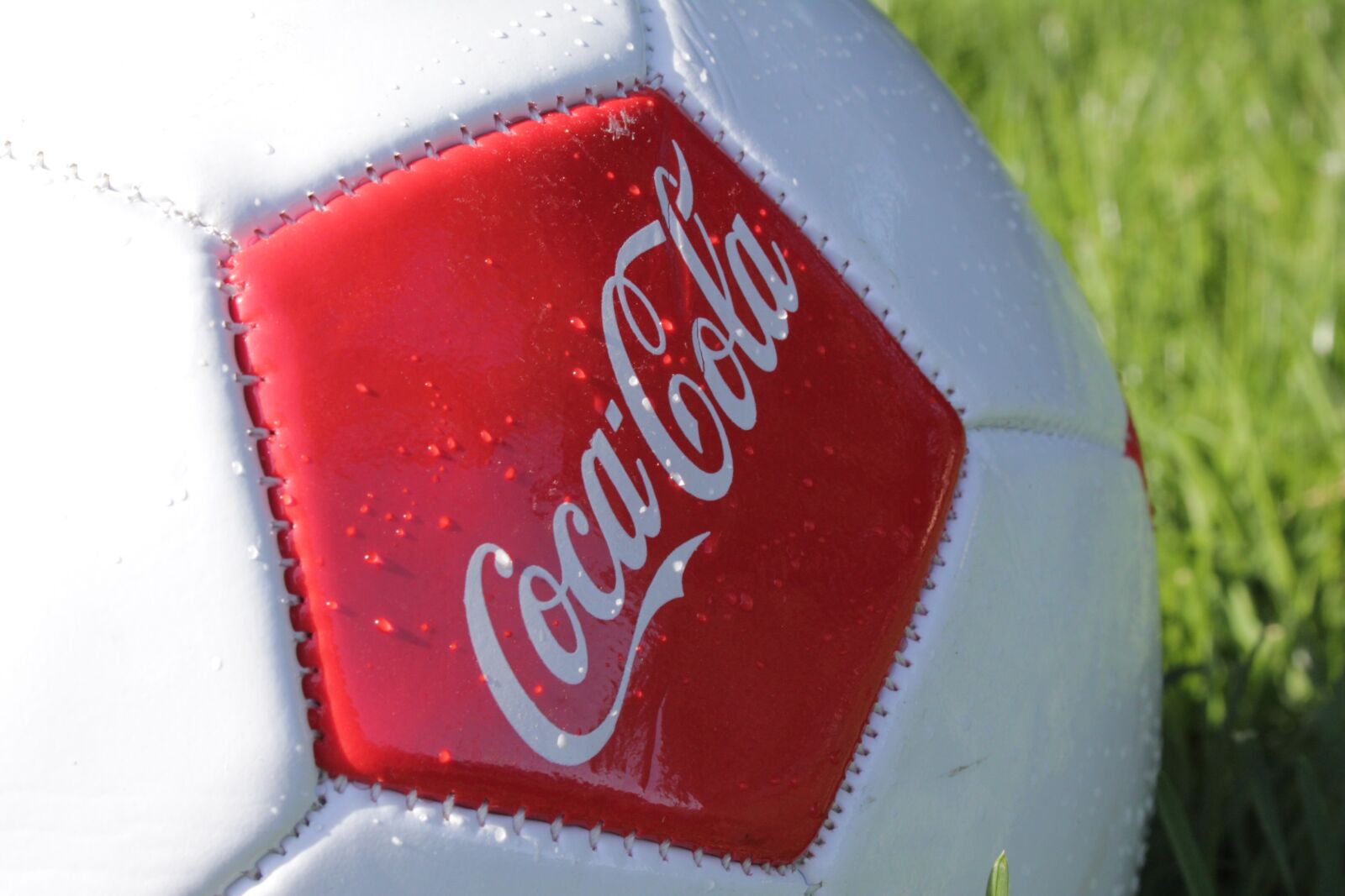 Canon EOS 550D (EOS Rebel T2i / EOS Kiss X4) sample photo. Cocacola, ball, drops photography