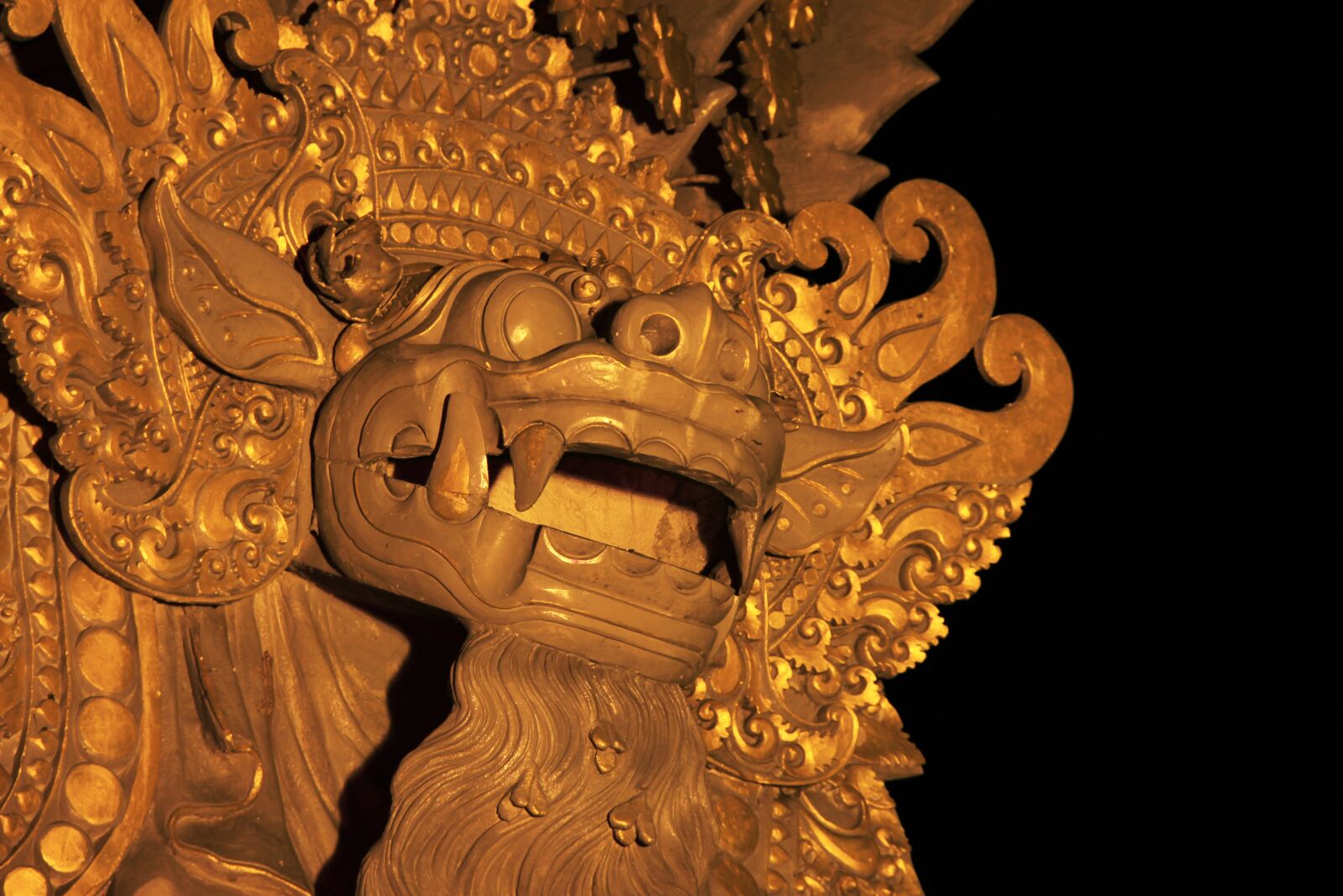 Canon EF-S 18-135mm F3.5-5.6 IS sample photo. Statue, relief, temple photography