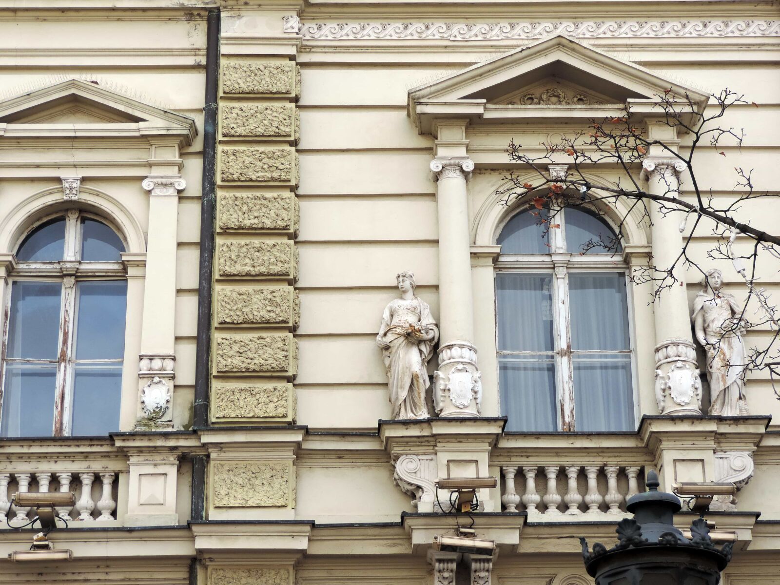 Nikon Coolpix P520 sample photo. Building, balcony, architecture, facade photography