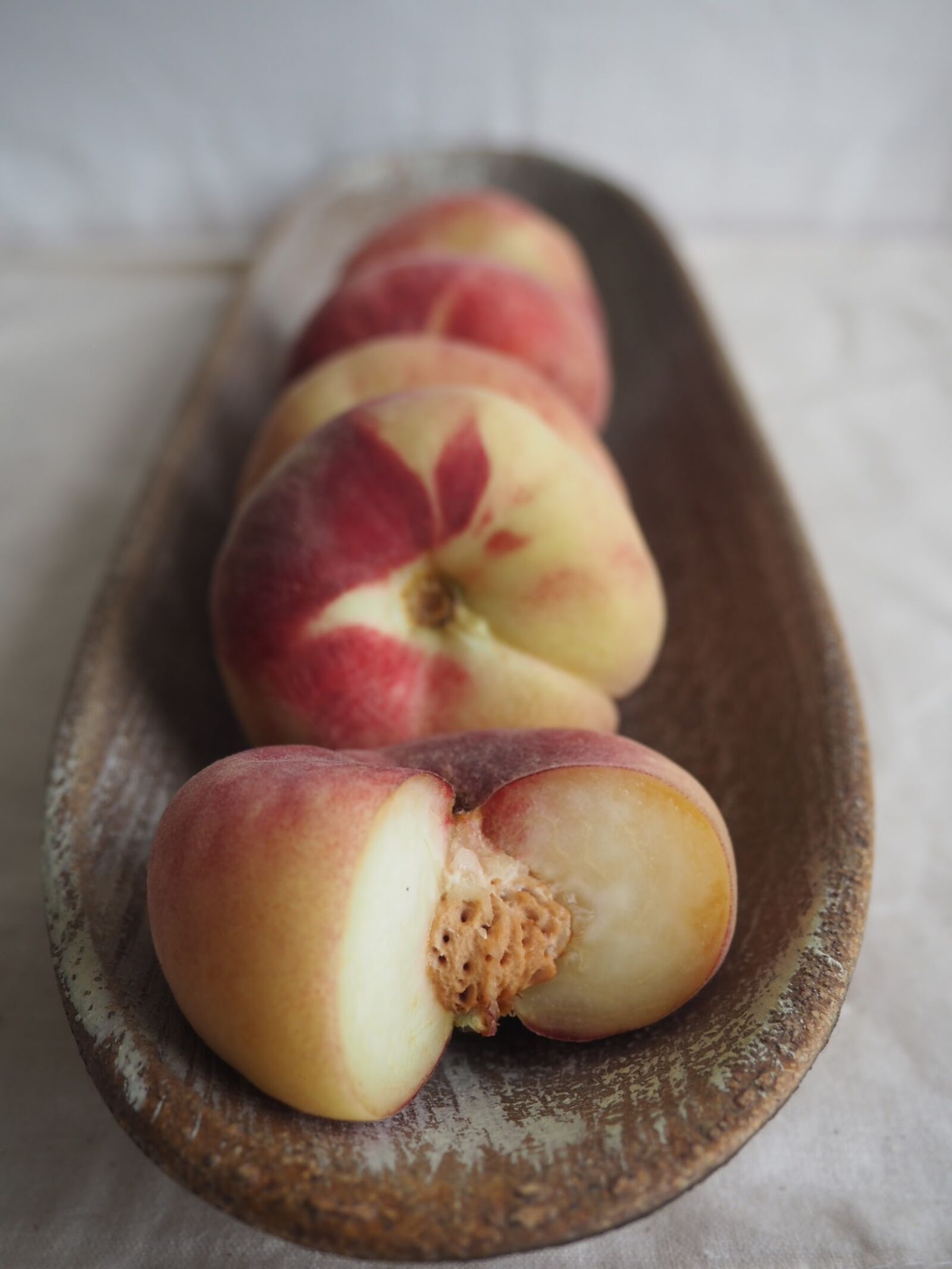 Olympus PEN E-PL7 sample photo. Fruit, peach, flat peach photography