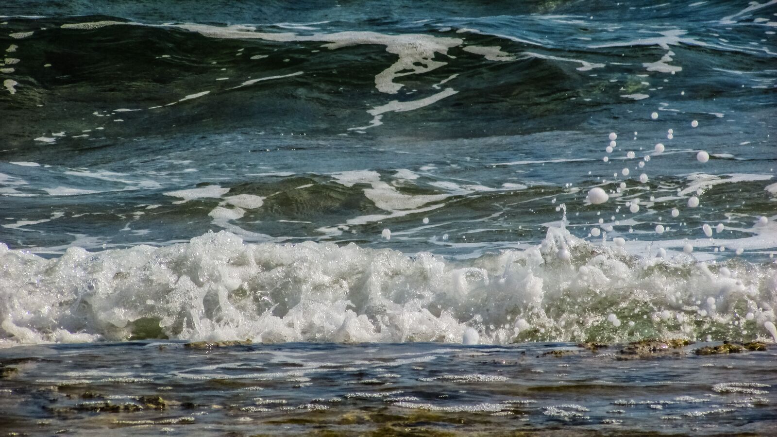 Canon PowerShot SX400 IS sample photo. Wave, bubbles, drops photography