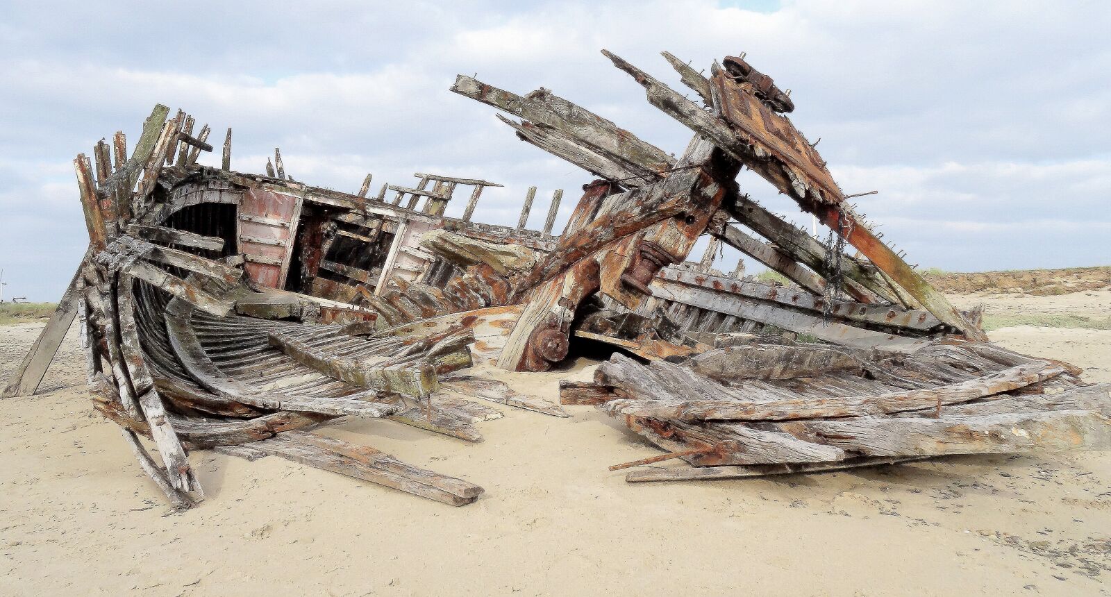 Sony DSC-HX50 sample photo. Wreck, broken, demolished photography