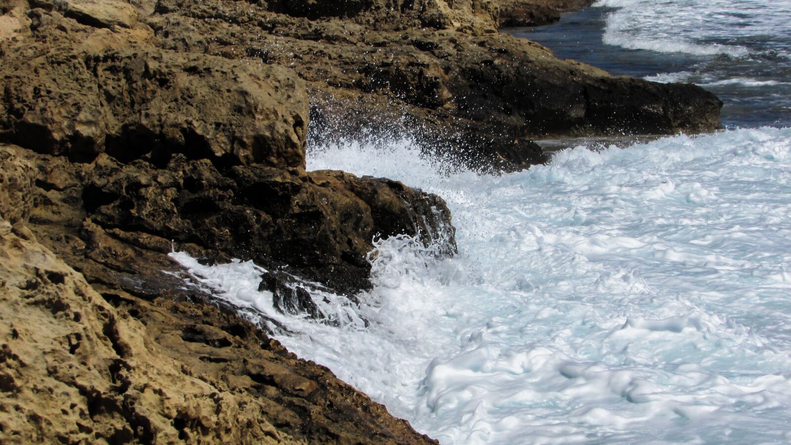 Canon PowerShot SX400 IS sample photo. Rocky coast, wave, smashing photography
