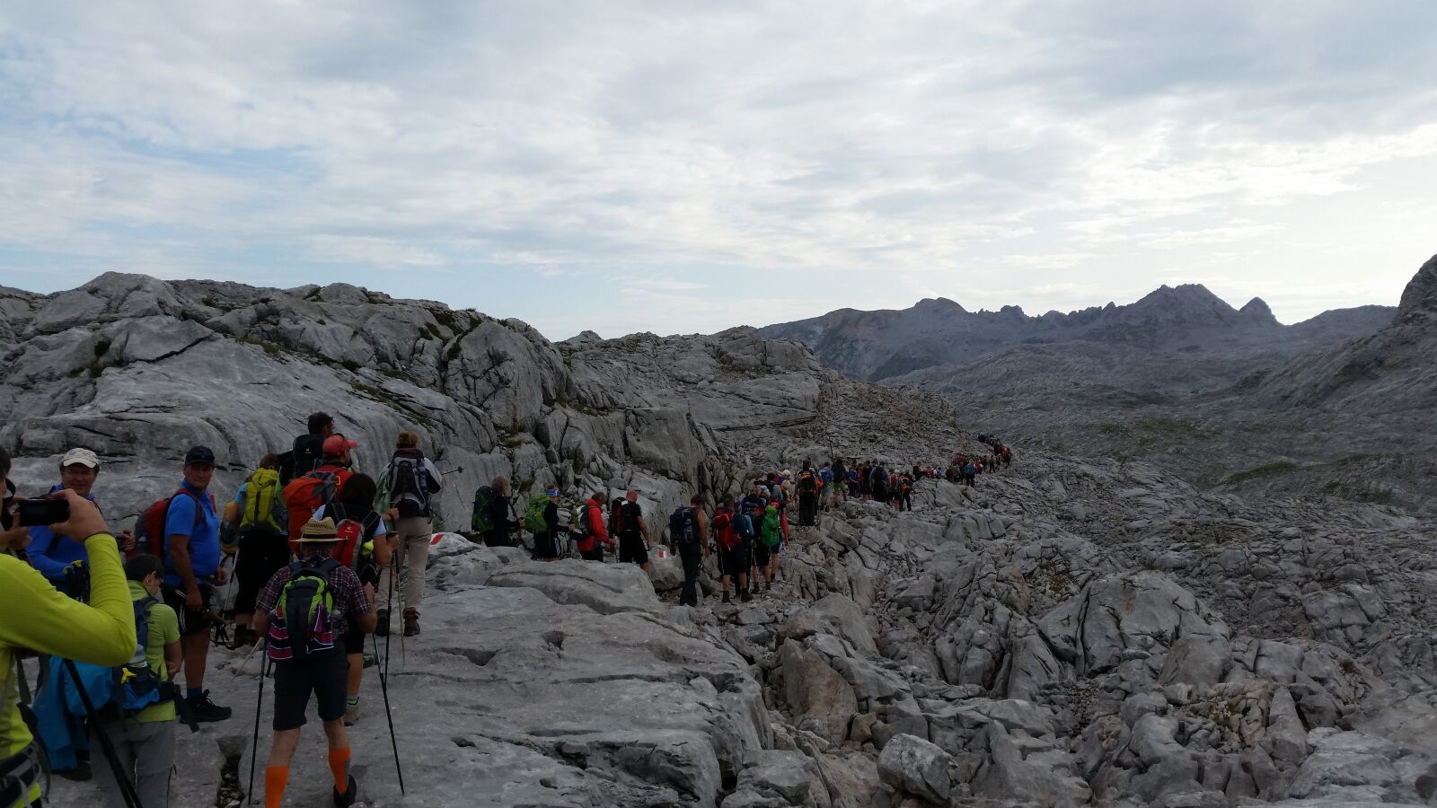 Samsung Galaxy S5 sample photo. Mountains, hiking, mass tourism photography