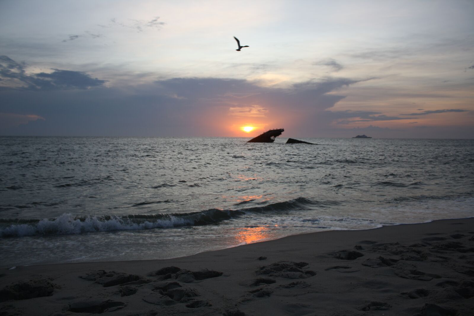 Canon EOS 1000D (EOS Digital Rebel XS / EOS Kiss F) sample photo. Beach, ocean, clouds photography