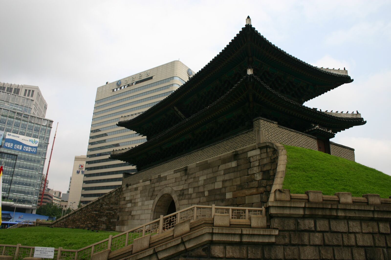 Canon EOS 300D (EOS Digital Rebel / EOS Kiss Digital) sample photo. Seoul, korea, architecture photography